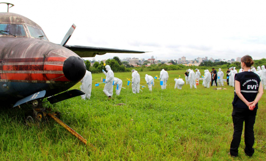A Polícia Científica do Paraná realizou quinta-feira (5), no Aeroporto Internacional Afonso Pena, em São José dos Pinhais, um simulado para avaliação das práticas abordadas no curso de Perícia em Local de Desastres em Massa - Identificação de Vítimas de Desastres (DVI). A aula em campo contou com o apoio da Infraero e do grupo Tigre da Polícia Civil. O curso foi encerrado na manhã desta sexta-feira (06).Foto:SESP