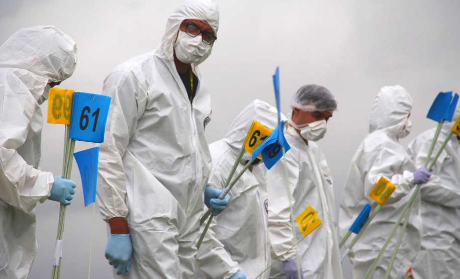 A Polícia Científica do Paraná realizou quinta-feira (5), no Aeroporto Internacional Afonso Pena, em São José dos Pinhais, um simulado para avaliação das práticas abordadas no curso de Perícia em Local de Desastres em Massa - Identificação de Vítimas de Desastres (DVI). A aula em campo contou com o apoio da Infraero e do grupo Tigre da Polícia Civil. O curso foi encerrado na manhã desta sexta-feira (06).Foto:SESP