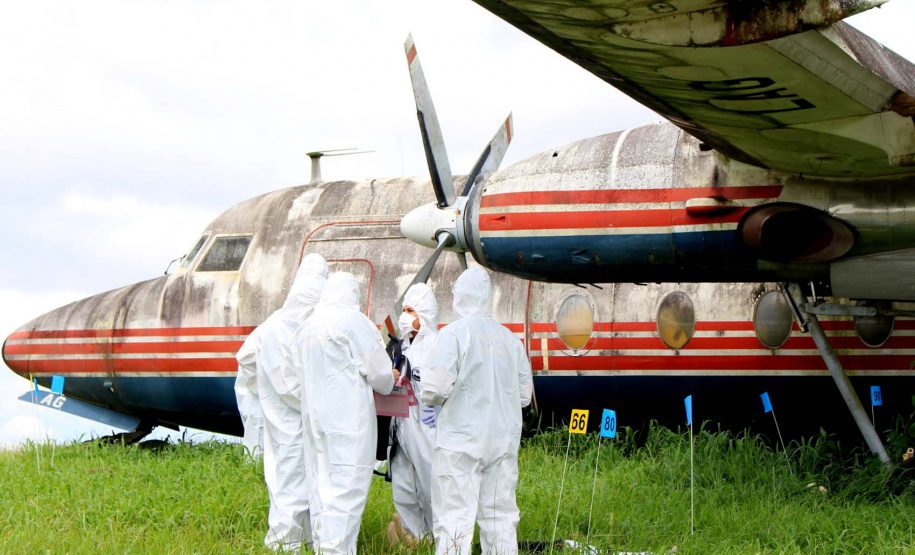 A Polícia Científica do Paraná realizou quinta-feira (5), no Aeroporto Internacional Afonso Pena, em São José dos Pinhais, um simulado para avaliação das práticas abordadas no curso de Perícia em Local de Desastres em Massa - Identificação de Vítimas de Desastres (DVI). A aula em campo contou com o apoio da Infraero e do grupo Tigre da Polícia Civil. O curso foi encerrado na manhã desta sexta-feira (06).Foto:SESP