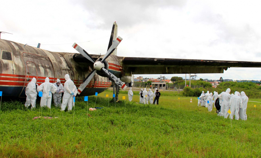 A Polícia Científica do Paraná realizou quinta-feira (5), no Aeroporto Internacional Afonso Pena, em São José dos Pinhais, um simulado para avaliação das práticas abordadas no curso de Perícia em Local de Desastres em Massa - Identificação de Vítimas de Desastres (DVI). A aula em campo contou com o apoio da Infraero e do grupo Tigre da Polícia Civil. O curso foi encerrado na manhã desta sexta-feira (06).Foto:SESP