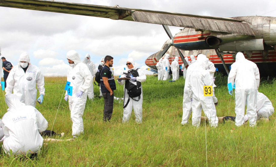 A Polícia Científica do Paraná realizou quinta-feira (5), no Aeroporto Internacional Afonso Pena, em São José dos Pinhais, um simulado para avaliação das práticas abordadas no curso de Perícia em Local de Desastres em Massa - Identificação de Vítimas de Desastres (DVI). A aula em campo contou com o apoio da Infraero e do grupo Tigre da Polícia Civil. O curso foi encerrado na manhã desta sexta-feira (06).Foto:SESP