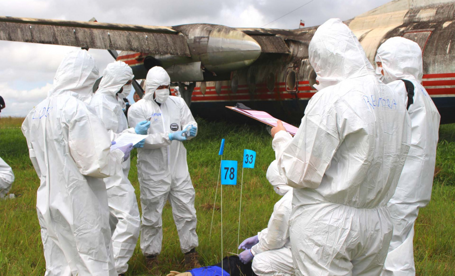 A Polícia Científica do Paraná realizou quinta-feira (5), no Aeroporto Internacional Afonso Pena, em São José dos Pinhais, um simulado para avaliação das práticas abordadas no curso de Perícia em Local de Desastres em Massa - Identificação de Vítimas de Desastres (DVI). A aula em campo contou com o apoio da Infraero e do grupo Tigre da Polícia Civil. O curso foi encerrado na manhã desta sexta-feira (06).Foto:SESP