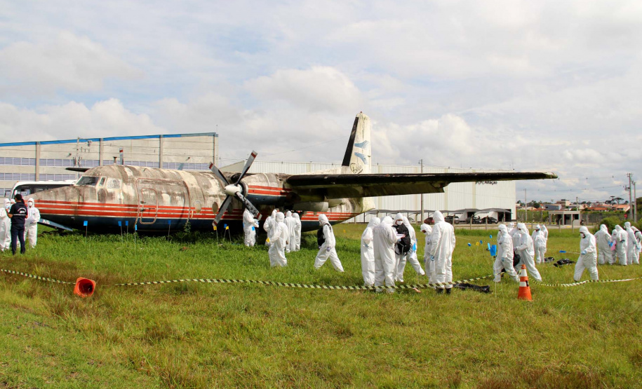 A Polícia Científica do Paraná realizou quinta-feira (5), no Aeroporto Internacional Afonso Pena, em São José dos Pinhais, um simulado para avaliação das práticas abordadas no curso de Perícia em Local de Desastres em Massa - Identificação de Vítimas de Desastres (DVI). A aula em campo contou com o apoio da Infraero e do grupo Tigre da Polícia Civil. O curso foi encerrado na manhã desta sexta-feira (06).Foto:SESP