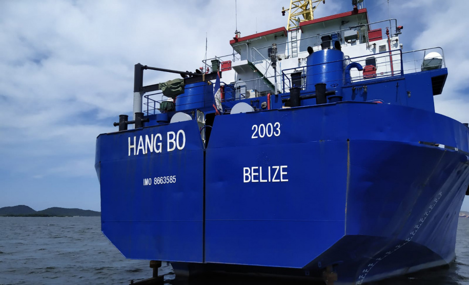 Os berços do Porto de Paranaguá começaram a ser dragados por uma draga mecânica nesta sexta-feira (6). Esta é a primeira vez que uma Clamshell é utilizada nos portos paranaenses. A diferença entre essa e as embarcações comuns para execução deste serviço é a precisão e a segurança para dragar mais próximo ao costado.