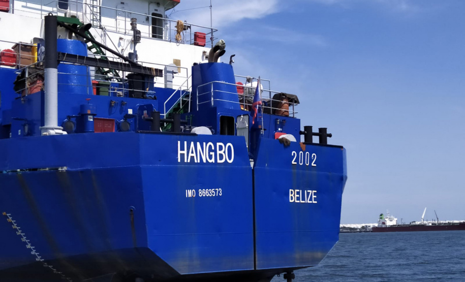 Os berços do Porto de Paranaguá começaram a ser dragados por uma draga mecânica nesta sexta-feira (6). Esta é a primeira vez que uma Clamshell é utilizada nos portos paranaenses. A diferença entre essa e as embarcações comuns para execução deste serviço é a precisão e a segurança para dragar mais próximo ao costado.