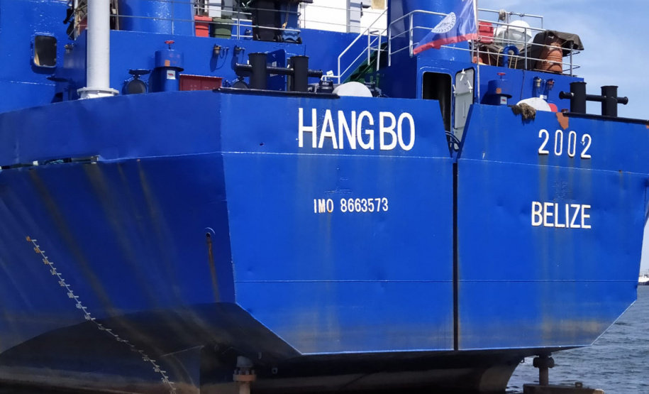 Os berços do Porto de Paranaguá começaram a ser dragados por uma draga mecânica nesta sexta-feira (6). Esta é a primeira vez que uma Clamshell é utilizada nos portos paranaenses. A diferença entre essa e as embarcações comuns para execução deste serviço é a precisão e a segurança para dragar mais próximo ao costado.