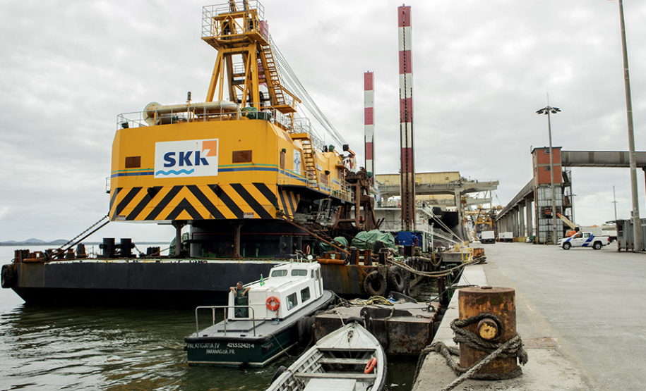 Os berços do Porto de Paranaguá começaram a ser dragados por uma draga mecânica nesta sexta-feira (6). Esta é a primeira vez que uma Clamshell é utilizada nos portos paranaenses. A diferença entre essa e as embarcações comuns para execução deste serviço é a precisão e a segurança para dragar mais próximo ao costado.