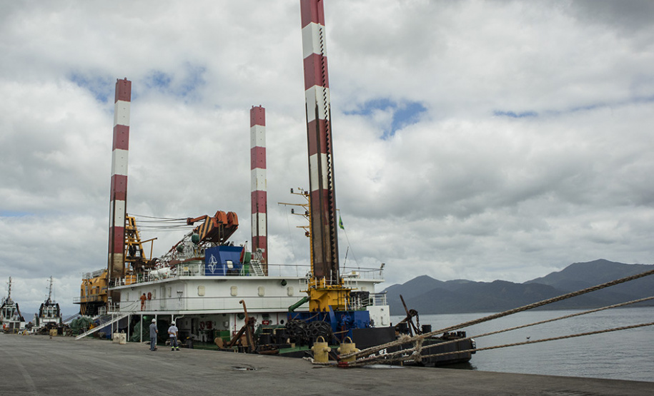 Os berços do Porto de Paranaguá começaram a ser dragados por uma draga mecânica nesta sexta-feira (6). Esta é a primeira vez que uma Clamshell é utilizada nos portos paranaenses. A diferença entre essa e as embarcações comuns para execução deste serviço é a precisão e a segurança para dragar mais próximo ao costado.