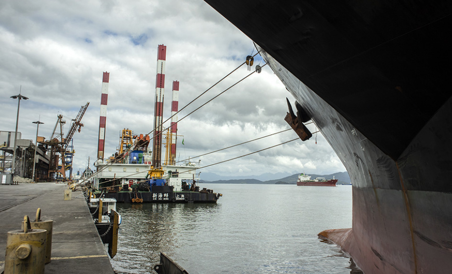 Os berços do Porto de Paranaguá começaram a ser dragados por uma draga mecânica nesta sexta-feira (6). Esta é a primeira vez que uma Clamshell é utilizada nos portos paranaenses. A diferença entre essa e as embarcações comuns para execução deste serviço é a precisão e a segurança para dragar mais próximo ao costado.