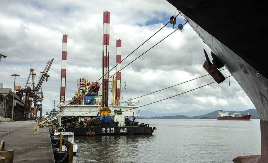 Os berços do Porto de Paranaguá começaram a ser dragados por uma draga mecânica nesta sexta-feira (6). Esta é a primeira vez que uma Clamshell é utilizada nos portos paranaenses. A diferença entre essa e as embarcações comuns para execução deste serviço é a precisão e a segurança para dragar mais próximo ao costado.
