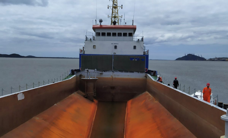 Os berços do Porto de Paranaguá começaram a ser dragados por uma draga mecânica nesta sexta-feira (6). Esta é a primeira vez que uma Clamshell é utilizada nos portos paranaenses. A diferença entre essa e as embarcações comuns para execução deste serviço é a precisão e a segurança para dragar mais próximo ao costado.