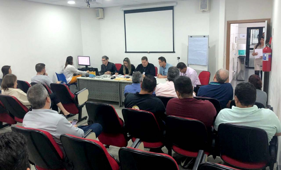 A primeira licitação para a venda de imóveis públicos ociosos ou sem destinação promovida pelo Governo do Estado arrecadou R$ 5.101.501,00. O certame desta sexta-feira (6) arrecadou 62% a mais do que o valor de referência. Dos 15 imóveis colocados à venda, os três vendidos arrecadaram mais da metade do valor total dos imóveis ofertados.Foto: Carlos Winnikes/SEAP