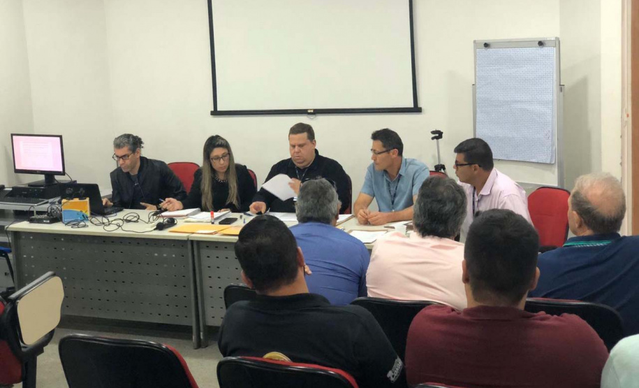 A primeira licitação para a venda de imóveis públicos ociosos ou sem destinação promovida pelo Governo do Estado arrecadou R$ 5.101.501,00. O certame desta sexta-feira (6) arrecadou 62% a mais do que o valor de referência. Dos 15 imóveis colocados à venda, os três vendidos arrecadaram mais da metade do valor total dos imóveis ofertados.Foto: Carlos Winnikes/SEAP