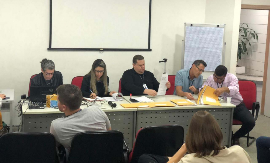 A primeira licitação para a venda de imóveis públicos ociosos ou sem destinação promovida pelo Governo do Estado arrecadou R$ 5.101.501,00. O certame desta sexta-feira (6) arrecadou 62% a mais do que o valor de referência. Dos 15 imóveis colocados à venda, os três vendidos arrecadaram mais da metade do valor total dos imóveis ofertados.Foto: Carlos Winnikes/SEAP