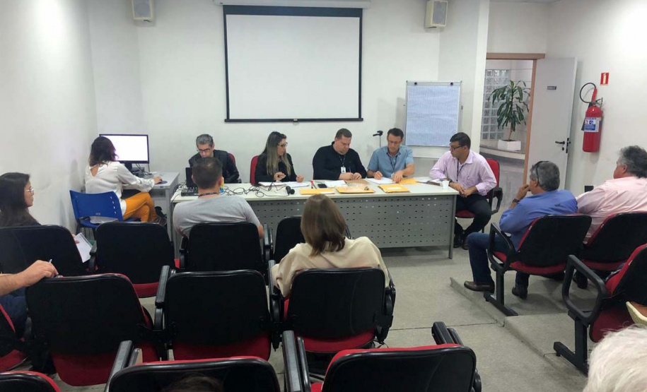 A primeira licitação para a venda de imóveis públicos ociosos ou sem destinação promovida pelo Governo do Estado arrecadou R$ 5.101.501,00. O certame desta sexta-feira (6) arrecadou 62% a mais do que o valor de referência. Dos 15 imóveis colocados à venda, os três vendidos arrecadaram mais da metade do valor total dos imóveis ofertados.Foto: Carlos Winnikes/SEAP