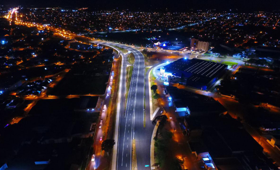 O Governo do Estado liberou nesta sexta-feira (06) para o tráfego de veículos o novo viaduto da BR-277, em Foz do Iguaçu. A liberação, feita pelo Departamento de Estradas de Rodagem do Paraná, aconteceu a partir das 16h, e contou com o apoio da Polícia Rodoviária Federal e da Prefeitura Municipal de Foz do Iguaçu.Foto:DER