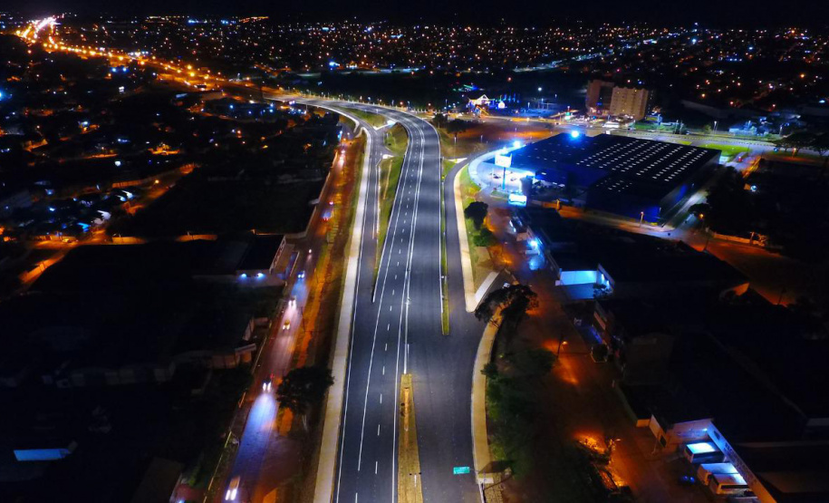O Governo do Estado liberou nesta sexta-feira (06) para o tráfego de veículos o novo viaduto da BR-277, em Foz do Iguaçu. A liberação, feita pelo Departamento de Estradas de Rodagem do Paraná, aconteceu a partir das 16h, e contou com o apoio da Polícia Rodoviária Federal e da Prefeitura Municipal de Foz do Iguaçu.Foto:DER