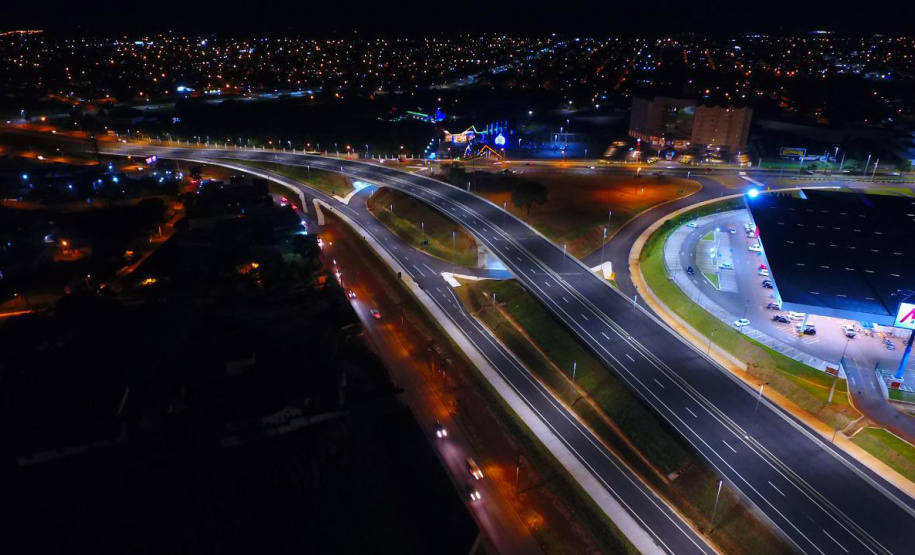 O Governo do Estado liberou nesta sexta-feira (06) para o tráfego de veículos o novo viaduto da BR-277, em Foz do Iguaçu. A liberação, feita pelo Departamento de Estradas de Rodagem do Paraná, aconteceu a partir das 16h, e contou com o apoio da Polícia Rodoviária Federal e da Prefeitura Municipal de Foz do Iguaçu.Foto:DER