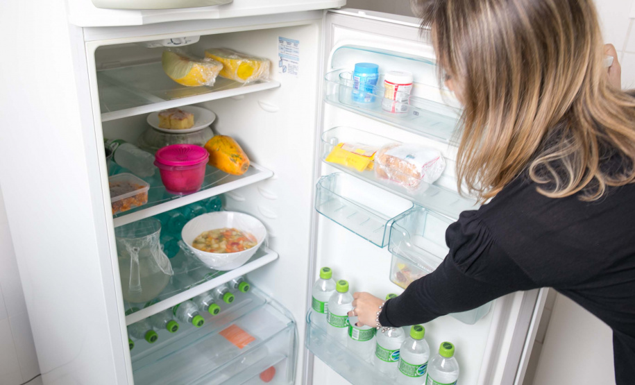 Não é só o aparelho de ar-condicionado que trabalha mais nos meses de calor. Os refrigeradores também exigem cuidado para que seu uso nos meses de calor não pese na conta de luz. O consumo mensal dos equipamentos avaliados pelo Inmetro no Programa Brasileiro de Etiquetagem chega a 85 kWh (quilowatt-hora), o que representa 51% do consumo médio residencial paranaense.