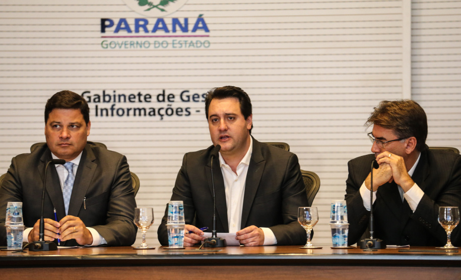O governador Carlos Massa Ratinho Junior e o secretário de Infraestrutura e Logística, Sandro Alex, divulgam nesta segunda-feira (09), no Palácio Iguaçu, as obras aprovadas pelo Governo do Estado que serão realizadas com os recursos do acordo de leniência firmado pela empresa Ecorodovias, que controla as concessionárias Ecovia e Ecocataratas, e Ministério Público Federal (MPF). Curitiba, 09/12/2019 - Foto: Geraldo Bubniak/AEN