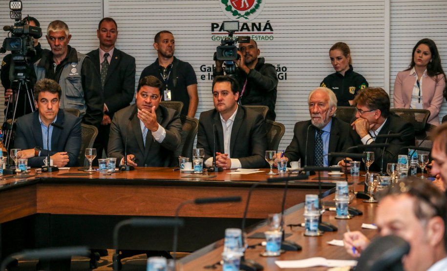 O governador Carlos Massa Ratinho Junior e o secretário de Infraestrutura e Logística, Sandro Alex, divulgam nesta segunda-feira (09), no Palácio Iguaçu, as obras aprovadas pelo Governo do Estado que serão realizadas com os recursos do acordo de leniência firmado pela empresa Ecorodovias, que controla as concessionárias Ecovia e Ecocataratas, e Ministério Público Federal (MPF). Curitiba, 09/12/2019 - Foto: Geraldo Bubniak/AEN