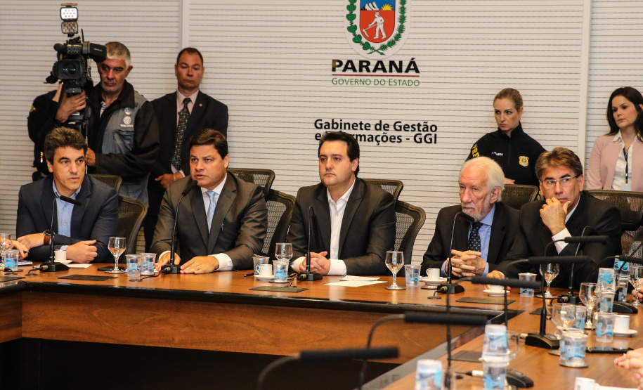 O governador Carlos Massa Ratinho Junior e o secretário de Infraestrutura e Logística, Sandro Alex, divulgam nesta segunda-feira (09), no Palácio Iguaçu, as obras aprovadas pelo Governo do Estado que serão realizadas com os recursos do acordo de leniência firmado pela empresa Ecorodovias, que controla as concessionárias Ecovia e Ecocataratas, e Ministério Público Federal (MPF). Curitiba, 09/12/2019 - Foto: Geraldo Bubniak/AEN