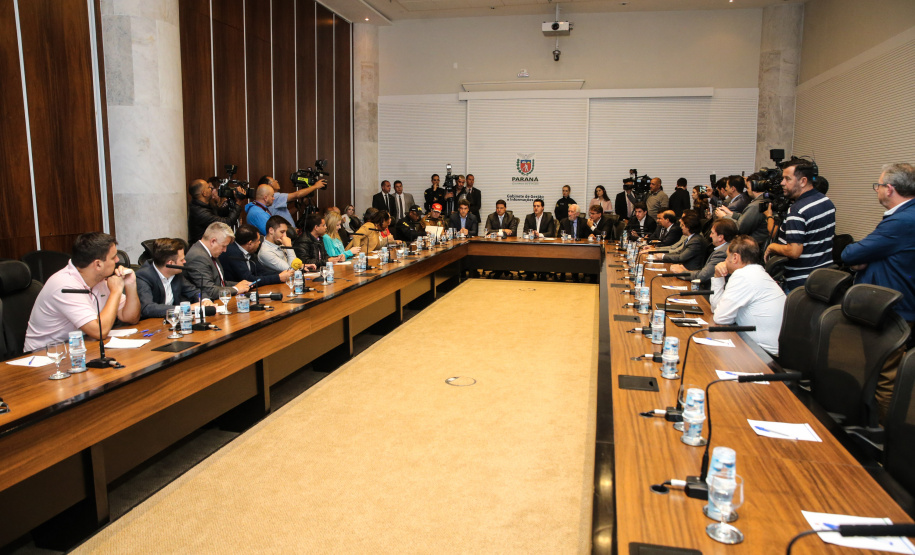 O governador Carlos Massa Ratinho Junior e o secretário de Infraestrutura e Logística, Sandro Alex, divulgam nesta segunda-feira (09), no Palácio Iguaçu, as obras aprovadas pelo Governo do Estado que serão realizadas com os recursos do acordo de leniência firmado pela empresa Ecorodovias, que controla as concessionárias Ecovia e Ecocataratas, e Ministério Público Federal (MPF). Curitiba, 09/12/2019 - Foto: Geraldo Bubniak/AEN