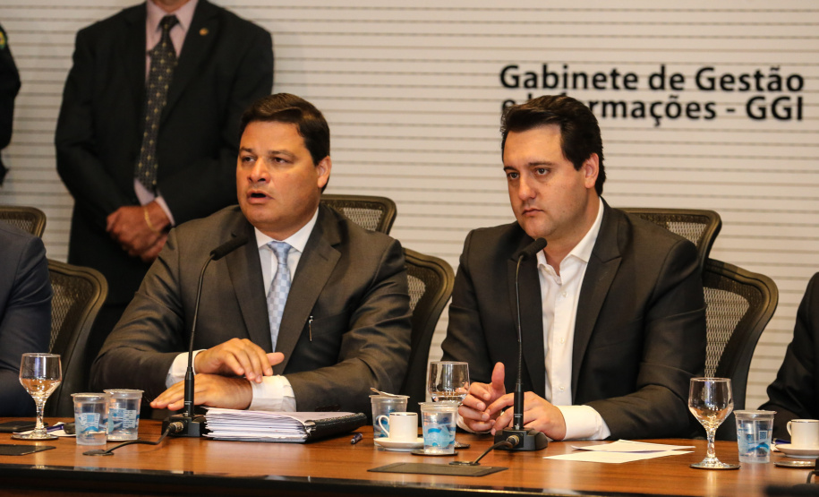 O governador Carlos Massa Ratinho Junior e o secretário de Infraestrutura e Logística, Sandro Alex, divulgam nesta segunda-feira (09), no Palácio Iguaçu, as obras aprovadas pelo Governo do Estado que serão realizadas com os recursos do acordo de leniência firmado pela empresa Ecorodovias, que controla as concessionárias Ecovia e Ecocataratas, e Ministério Público Federal (MPF). Curitiba, 09/12/2019 - Foto: Geraldo Bubniak/AEN