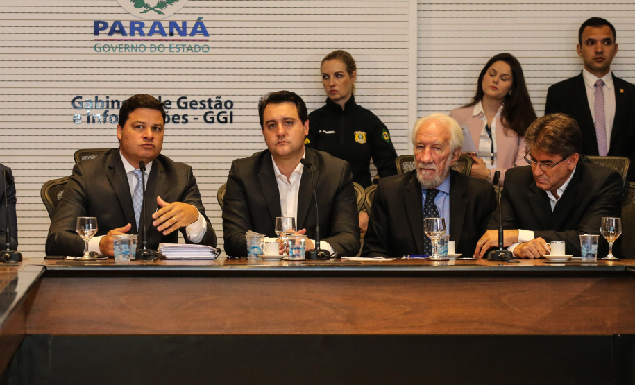 O governador Carlos Massa Ratinho Junior e o secretário de Infraestrutura e Logística, Sandro Alex, divulgam nesta segunda-feira (09), no Palácio Iguaçu, as obras aprovadas pelo Governo do Estado que serão realizadas com os recursos do acordo de leniência firmado pela empresa Ecorodovias, que controla as concessionárias Ecovia e Ecocataratas, e Ministério Público Federal (MPF). Curitiba, 09/12/2019 - Foto: Geraldo Bubniak/AEN