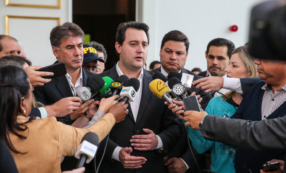 O governador Carlos Massa Ratinho Junior e o secretário de Infraestrutura e Logística, Sandro Alex, divulgam nesta segunda-feira (09), no Palácio Iguaçu, as obras aprovadas pelo Governo do Estado que serão realizadas com os recursos do acordo de leniência firmado pela empresa Ecorodovias, que controla as concessionárias Ecovia e Ecocataratas, e Ministério Público Federal (MPF). Curitiba, 09/12/2019 - Foto: Geraldo Bubniak/AEN