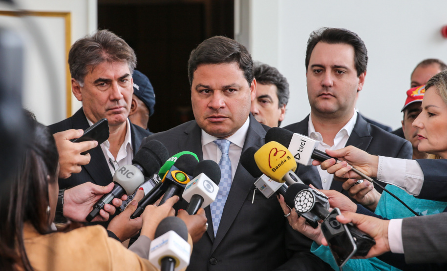 O governador Carlos Massa Ratinho Junior e o secretário de Infraestrutura e Logística, Sandro Alex, divulgam nesta segunda-feira (09), no Palácio Iguaçu, as obras aprovadas pelo Governo do Estado que serão realizadas com os recursos do acordo de leniência firmado pela empresa Ecorodovias, que controla as concessionárias Ecovia e Ecocataratas, e Ministério Público Federal (MPF). Curitiba, 09/12/2019 - Foto: Geraldo Bubniak/AEN