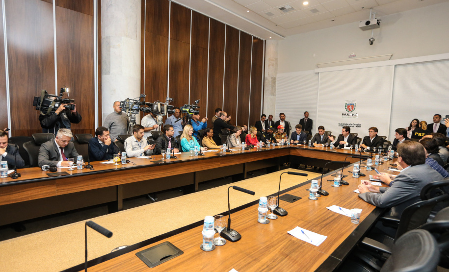 O governador Carlos Massa Ratinho Junior e o secretário de Infraestrutura e Logística, Sandro Alex, divulgam nesta segunda-feira (09), no Palácio Iguaçu, as obras aprovadas pelo Governo do Estado que serão realizadas com os recursos do acordo de leniência firmado pela empresa Ecorodovias, que controla as concessionárias Ecovia e Ecocataratas, e Ministério Público Federal (MPF). Curitiba, 09/12/2019 - Foto: Geraldo Bubniak/AEN