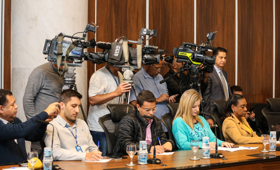 O governador Carlos Massa Ratinho Junior e o secretário de Infraestrutura e Logística, Sandro Alex, divulgam nesta segunda-feira (09), no Palácio Iguaçu, as obras aprovadas pelo Governo do Estado que serão realizadas com os recursos do acordo de leniência firmado pela empresa Ecorodovias, que controla as concessionárias Ecovia e Ecocataratas, e Ministério Público Federal (MPF). Curitiba, 09/12/2019 - Foto: Geraldo Bubniak/AEN
