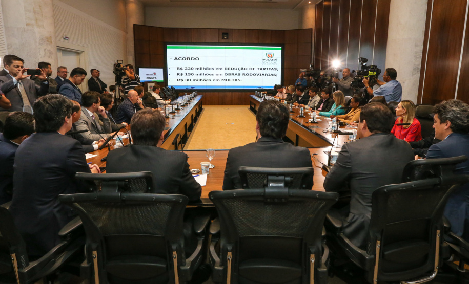 O governador Carlos Massa Ratinho Junior e o secretário de Infraestrutura e Logística, Sandro Alex, divulgam nesta segunda-feira (09), no Palácio Iguaçu, as obras aprovadas pelo Governo do Estado que serão realizadas com os recursos do acordo de leniência firmado pela empresa Ecorodovias, que controla as concessionárias Ecovia e Ecocataratas, e Ministério Público Federal (MPF). Curitiba, 09/12/2019 - Foto: Geraldo Bubniak/AEN