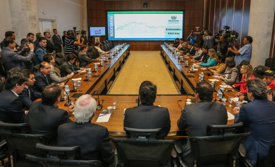 O governador Carlos Massa Ratinho Junior e o secretário de Infraestrutura e Logística, Sandro Alex, divulgam nesta segunda-feira (09), no Palácio Iguaçu, as obras aprovadas pelo Governo do Estado que serão realizadas com os recursos do acordo de leniência firmado pela empresa Ecorodovias, que controla as concessionárias Ecovia e Ecocataratas, e Ministério Público Federal (MPF). Curitiba, 09/12/2019 - Foto: Geraldo Bubniak/AEN