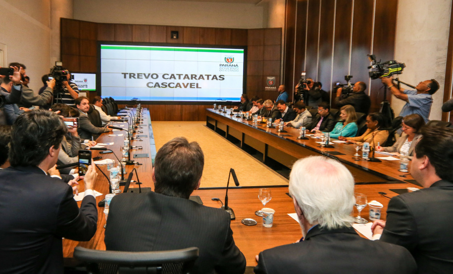 O governador Carlos Massa Ratinho Junior e o secretário de Infraestrutura e Logística, Sandro Alex, divulgam nesta segunda-feira (09), no Palácio Iguaçu, as obras aprovadas pelo Governo do Estado que serão realizadas com os recursos do acordo de leniência firmado pela empresa Ecorodovias, que controla as concessionárias Ecovia e Ecocataratas, e Ministério Público Federal (MPF). Curitiba, 09/12/2019 - Foto: Geraldo Bubniak/AEN