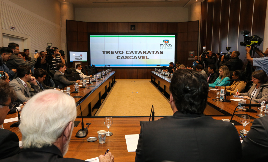 O governador Carlos Massa Ratinho Junior e o secretário de Infraestrutura e Logística, Sandro Alex, divulgam nesta segunda-feira (09), no Palácio Iguaçu, as obras aprovadas pelo Governo do Estado que serão realizadas com os recursos do acordo de leniência firmado pela empresa Ecorodovias, que controla as concessionárias Ecovia e Ecocataratas, e Ministério Público Federal (MPF). Curitiba, 09/12/2019 - Foto: Geraldo Bubniak/AEN