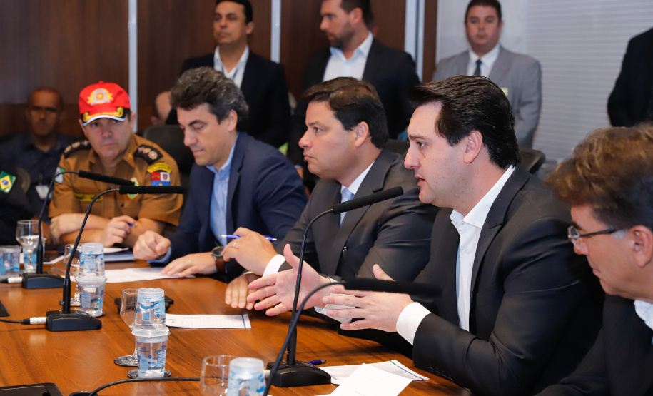 Um dos maiores gargalos rodoviários do Paraná, o Trevo Cataratas (BR-277), em Cascavel, será totalmente reconfigurado com a construção de um viaduto. A passagem em nível vai facilitar o fluxo de cerca de 30 mil veículos que passam pelo local por dia. O anúncio foi feito nesta segunda-feira (9) pelo governador Carlos Massa Ratinho Junior.