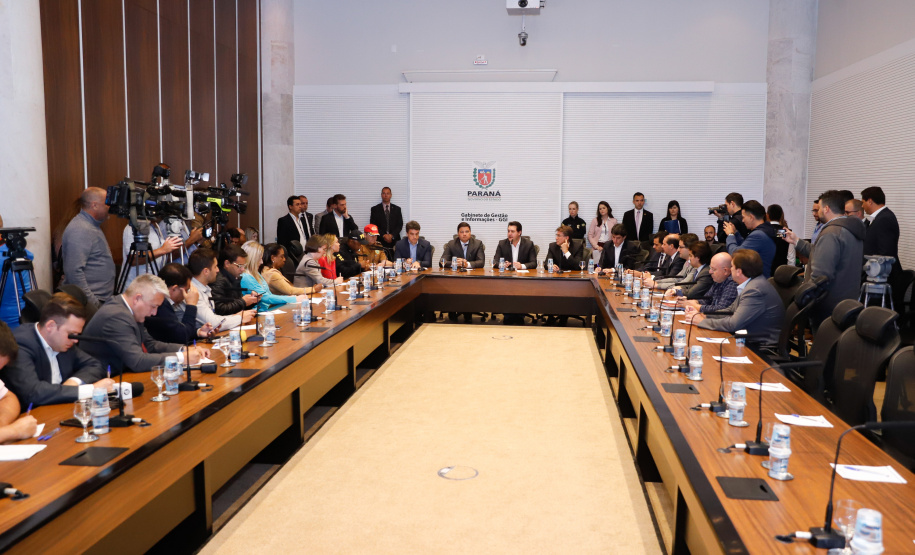 Um dos maiores gargalos rodoviários do Paraná, o Trevo Cataratas (BR-277), em Cascavel, será totalmente reconfigurado com a construção de um viaduto. A passagem em nível vai facilitar o fluxo de cerca de 30 mil veículos que passam pelo local por dia. O anúncio foi feito nesta segunda-feira (9) pelo governador Carlos Massa Ratinho Junior.