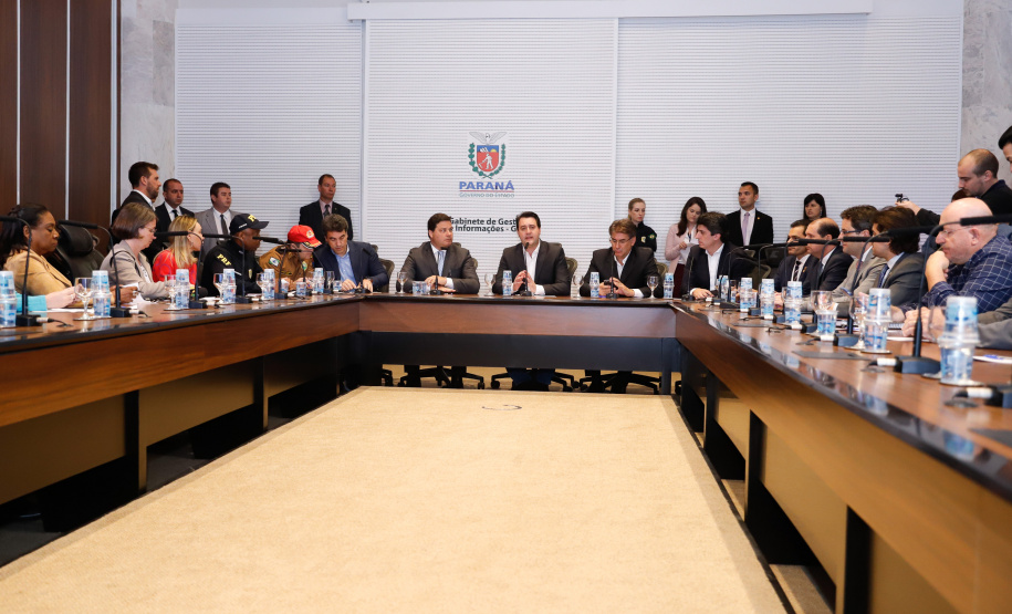 Um dos maiores gargalos rodoviários do Paraná, o Trevo Cataratas (BR-277), em Cascavel, será totalmente reconfigurado com a construção de um viaduto. A passagem em nível vai facilitar o fluxo de cerca de 30 mil veículos que passam pelo local por dia. O anúncio foi feito nesta segunda-feira (9) pelo governador Carlos Massa Ratinho Junior.