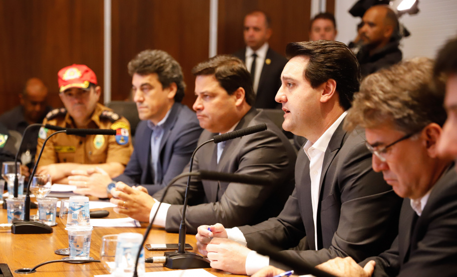 Um dos maiores gargalos rodoviários do Paraná, o Trevo Cataratas (BR-277), em Cascavel, será totalmente reconfigurado com a construção de um viaduto. A passagem em nível vai facilitar o fluxo de cerca de 30 mil veículos que passam pelo local por dia. O anúncio foi feito nesta segunda-feira (9) pelo governador Carlos Massa Ratinho Junior.