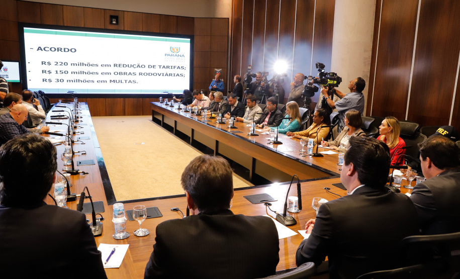 Um dos maiores gargalos rodoviários do Paraná, o Trevo Cataratas (BR-277), em Cascavel, será totalmente reconfigurado com a construção de um viaduto. A passagem em nível vai facilitar o fluxo de cerca de 30 mil veículos que passam pelo local por dia. O anúncio foi feito nesta segunda-feira (9) pelo governador Carlos Massa Ratinho Junior.