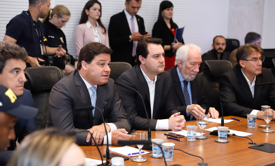 Um dos maiores gargalos rodoviários do Paraná, o Trevo Cataratas (BR-277), em Cascavel, será totalmente reconfigurado com a construção de um viaduto. A passagem em nível vai facilitar o fluxo de cerca de 30 mil veículos que passam pelo local por dia. O anúncio foi feito nesta segunda-feira (9) pelo governador Carlos Massa Ratinho Junior.