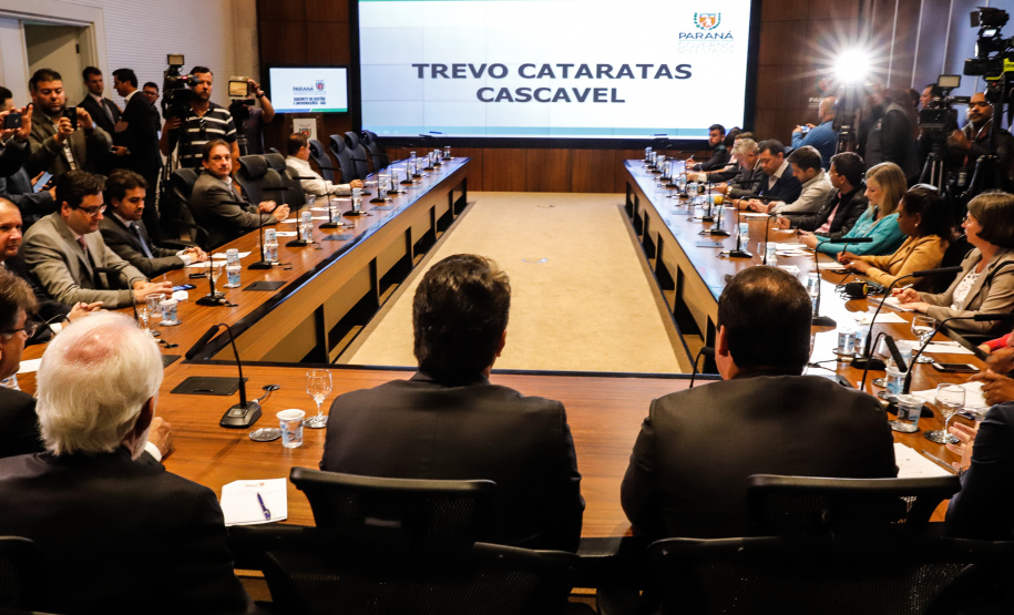 Um dos maiores gargalos rodoviários do Paraná, o Trevo Cataratas (BR-277), em Cascavel, será totalmente reconfigurado com a construção de um viaduto. A passagem em nível vai facilitar o fluxo de cerca de 30 mil veículos que passam pelo local por dia. O anúncio foi feito nesta segunda-feira (9) pelo governador Carlos Massa Ratinho Junior.