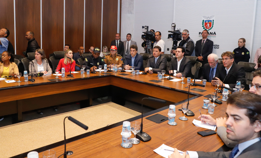 Um dos maiores gargalos rodoviários do Paraná, o Trevo Cataratas (BR-277), em Cascavel, será totalmente reconfigurado com a construção de um viaduto. A passagem em nível vai facilitar o fluxo de cerca de 30 mil veículos que passam pelo local por dia. O anúncio foi feito nesta segunda-feira (9) pelo governador Carlos Massa Ratinho Junior.