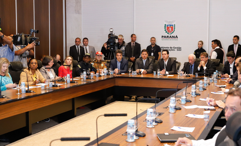 Um dos maiores gargalos rodoviários do Paraná, o Trevo Cataratas (BR-277), em Cascavel, será totalmente reconfigurado com a construção de um viaduto. A passagem em nível vai facilitar o fluxo de cerca de 30 mil veículos que passam pelo local por dia. O anúncio foi feito nesta segunda-feira (9) pelo governador Carlos Massa Ratinho Junior.