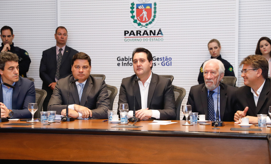 Um dos maiores gargalos rodoviários do Paraná, o Trevo Cataratas (BR-277), em Cascavel, será totalmente reconfigurado com a construção de um viaduto. A passagem em nível vai facilitar o fluxo de cerca de 30 mil veículos que passam pelo local por dia. O anúncio foi feito nesta segunda-feira (9) pelo governador Carlos Massa Ratinho Junior.