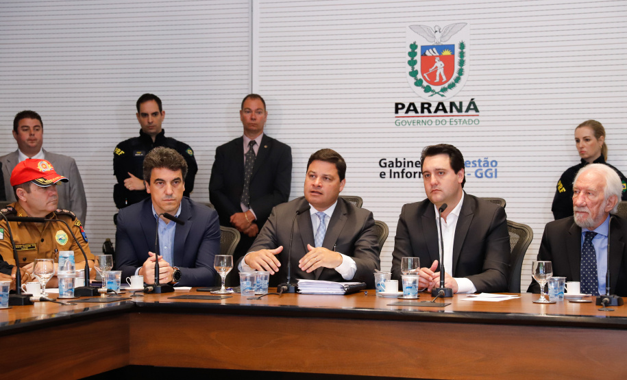 Um dos maiores gargalos rodoviários do Paraná, o Trevo Cataratas (BR-277), em Cascavel, será totalmente reconfigurado com a construção de um viaduto. A passagem em nível vai facilitar o fluxo de cerca de 30 mil veículos que passam pelo local por dia. O anúncio foi feito nesta segunda-feira (9) pelo governador Carlos Massa Ratinho Junior.