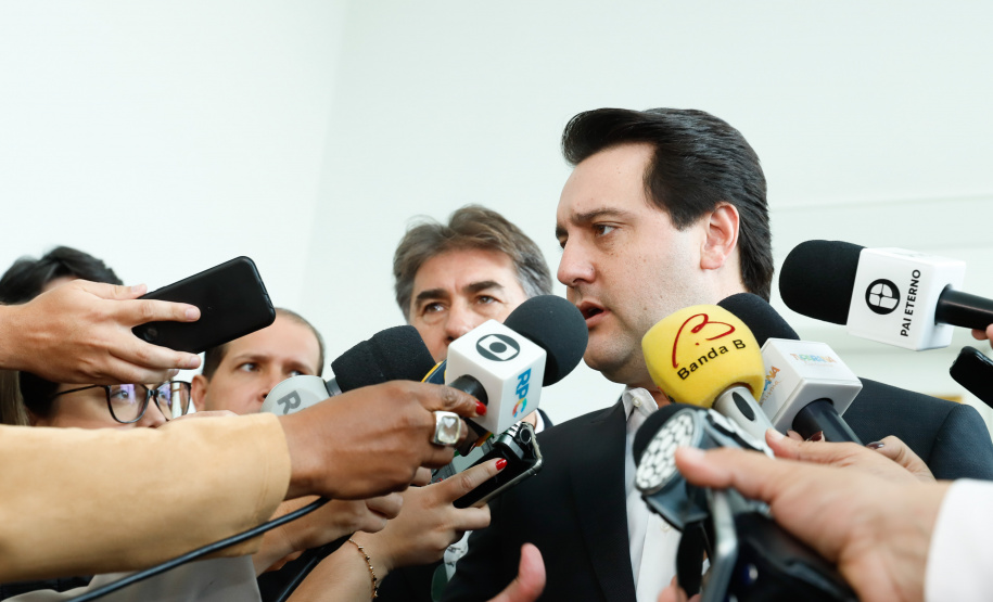 Um dos maiores gargalos rodoviários do Paraná, o Trevo Cataratas (BR-277), em Cascavel, será totalmente reconfigurado com a construção de um viaduto. A passagem em nível vai facilitar o fluxo de cerca de 30 mil veículos que passam pelo local por dia. O anúncio foi feito nesta segunda-feira (9) pelo governador Carlos Massa Ratinho Junior.