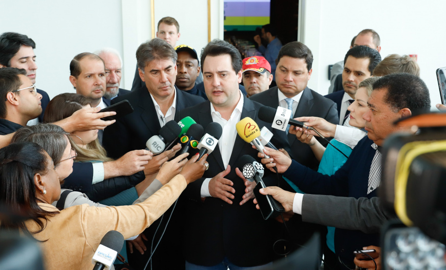 Um dos maiores gargalos rodoviários do Paraná, o Trevo Cataratas (BR-277), em Cascavel, será totalmente reconfigurado com a construção de um viaduto. A passagem em nível vai facilitar o fluxo de cerca de 30 mil veículos que passam pelo local por dia. O anúncio foi feito nesta segunda-feira (9) pelo governador Carlos Massa Ratinho Junior.